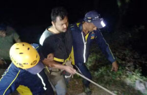 Uttarakhand Accident: टिहरी नरेंद्रनगर के पास हादसा, अनियंत्रित होकर खाई में गिरा वाहन, SDRF ने दो युवकों का किया रेस्क्यू