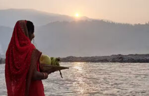 Uttarakhand: घाटों पर उमड़ी भीड़…व्रतियों ने उदीयमान सूर्य को अर्घ्य देकर की उपासना, तस्वीरें