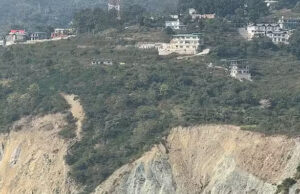 Bhimtal News: दरकती पहाड़ी…खतरे में आबादी, ढुंगशिल की पहाड़ी से लगातार हो रहा भूस्खलन बढ़ा रहा चिंता
