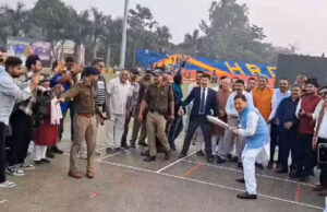 Haridwar: धर्मनगरी के क्रिकेट स्टेडियम में मुख्यमंत्री धामी की बल्लेबाजी, विधायक की बॉल पर मारा शॉट