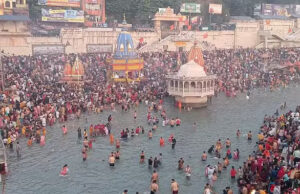 Kartik Purnima Snan: हर की पैड़ी पर श्रद्धालुओं की उमड़ी भीड़, मां गंगा को नमन कर लगा रहे आस्था की डुबकी