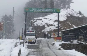 Snowfall in Utttarakhand उत्तराखंड में जबरदस्त बर्फबारी, NH पर 30KM तक जमी बर्फ की मोटी चादर; चकराता-मसूरी नेशनल हाईवे ठप
