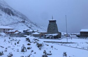 Uttarakhand: केदारनाथ-औली से लेकर मसूरी तक सीजन की पहली बर्फबारी, पड़ रही कड़ाके की ठंड