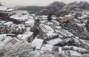 Uttarakhand: नैनीताल-औली समेत उत्तराखंड के इन जगहों पर जबरदस्त बर्फबारी, 12 जिलों में शीतलहर की चेतावनी