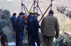 Uttarakhand: ऋषिकेश बदरीनाथ हाईवे के पास हादसा, अनियंत्रित हुआ वाहन…पैरापिट तोड़ते हुए नदी में समाया