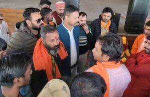 Tehri News: मुस्लिमों ने एक घर में एकत्रित होकर नमाज पढ़ी, तो रोकने के लिए बजरंग दल ने किया हनुमान चालीसा पाठ