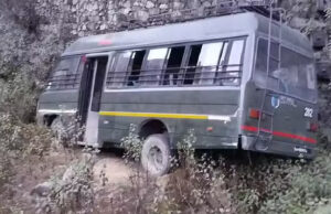 Uttarakhand: अनियंत्रित होकर डिवाइडर तोड़ टीले में जाकर अटका सेना का वाहन, जवान घायल