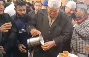 Uttarakhand News: कांग्रेस के वरिष्ठ नेता व पूर्व मुख्यमंत्री ‘हरदा’ का जवाब नहीं…अब चाय बांटते आए नजर, शादी में जीता बरातियों का दिल