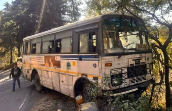 Nainital News: हल्द्वानी मार्ग पर चलती बस का अचानक फेल हुआ स्टेयरिंग, लुढ़कते हुए खाई किनारे जा लटकी… 30 यात्रियों में मची चीख-पुकार