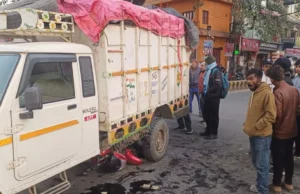 Haldwani: पिकअप के टायरों में फंस गई बाइक…पुलिस का पीछा करने पर भाग रही थी गोवंशीय पशुओं से लदी गाड़ी