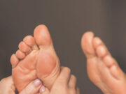 रात में सोने से पहले करें अपने पैरों की गर्म तेल से मालिश, सेहत को मिलेंगे गजब के फायदे a