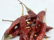 खाने में लाल मिर्च का इस्तेमाल कर दीजिए कम, पढ़ लिए इसके नुकसान तो नहीं होगा यकीन a