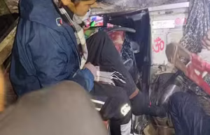 दुर्घटनाग्रस्त हुई स्कूली बस, पैर अटकने से अंदर फंसी लड़की; 45 छात्राएं थीं सवार