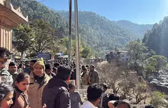 Nainital News: नए साल में कैंची धाम में उमड़ी भक्तों की भीड़, भवाली में लगा भयंकर जाम, सड़क पर रेंगते दिखे वाहन