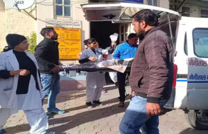 Nainital News: तीन घंटे नहीं पहुंची एंबुलेंस, ठंड में स्ट्रेचर पर ही तड़पता रहा घायल, समय बढ़ता देखा तो 18 सौ खर्च करके ले गए