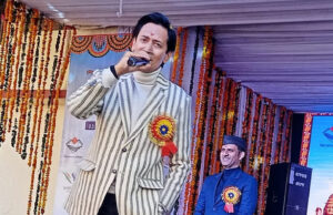 Uttarakhand: कुमाऊं कमिश्नर का अलग अंदाज, उत्तरायणी मेले में अपनी आवाज का जादू बिखेरा, झूमने लगे लोग, सभी को मन मोहा