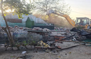 Nainital News: हाईवे चौड़ीकरण में बाधक मजार पर चला बुलडोजर, घटों चली कार्रवाई, पुलिस बल रहा तैनात