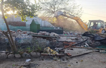 Nainital News: हाईवे चौड़ीकरण में बाधक मजार पर चला बुलडोजर, घटों चली कार्रवाई, पुलिस बल रहा तैनात