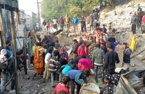 Haldwani Encroachment: हल्द्वानी रेलवे स्टेशन के गेट से हटा ही दिया अतिक्रमण, 12 फड-खोखे पर चाबुक, दी चेतावनी