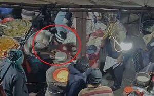 Bageshwar: उत्तरायणी मेले में थूक लगाकर रोटियां बना रहा था युवक, सामने आया वीडियो, सभी हैरान, जानिए मामला