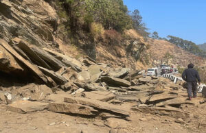 Uttarakhand: पिथौरागढ़-धारचूला एनएच में भारी भूस्खलन, दरकी पहाड़ी, फंसी गाड़ियां, तीन घंटे तक थमी रही आवाजाही