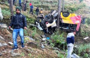 Uttarakhand News: पौड़ी में दर्दनाक हादसा…खाई में गिरी सवारियों से भरी मिनी बस, 6 यात्रियों की मौत, 22 लोग घायल