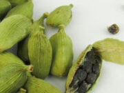 चार हफ्ते गर्म पानी में डालकर पी लीजिए इलायची बीज का पानी, तेजी से होगा Weight Loss a