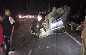 Haldwani Accident : नैनीताल से कालाढूंगी जा रही पर्यटकों की अर्टिगा कार का ब्रेक हुआ फेल,सड़क पर पलटी कार, हादसे में 8 यात्री घायल