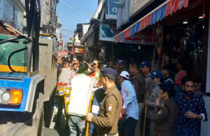 Haldwani News: झपड़ के बीच प्रशासन ने बाजार से हटाया अतिक्रमण, JCB से तोड़े दुकान के आगे रखे काउंटर, हंगामा हुआ