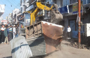 Haldwani News: बाजार में हड़कंप…अतिक्रमण पर गरजी जेसीबी, निगम ने विरोध के बावजूद नालियों के ऊपर से हटाईं जालियां