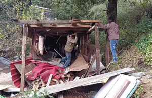 Nainital News: कुमाऊं विश्वविद्यालय ने अपनी भूमि पर हुए अवैध निर्माण ढहाए, विरोध के बाद अभियान रुका