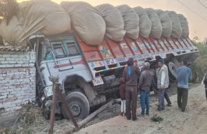 Uttarakhand Accident: ड्राइवर को नींद की झपकी आने से मकानों में जा घुसा ट्राला, दीवारों पर आईं दरारें, बाल-बाल बचे लोग