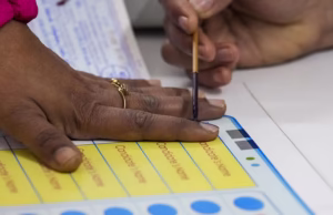 दिल्ली में 5 बजे तक 57.70% वोटिंग:सीलमपुर में AAP-BJP समर्थक भिड़े, भाजपा बोली- बुर्के में फर्जी वोटिंग हुई