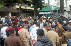Uttarakhand: अवैध मदरसों पर एक्शन के खिलाफ मुस्लिम समाज के लोगों का प्रदर्शन, पुलिस ने लिया हिरासत में
