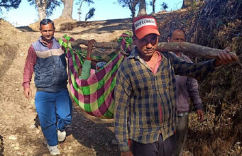 Champawat: लकड़ी पर चादर बांधकर मरीज के लिए बनाई एंबुलेंस, बीमार महिला को उबड़-खाबड़ रास्ते से ले गए ग्रामीण