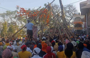 Dehradun Jhanda Mela: श्रीझंडे जी आरोहण की प्रक्रिया शुरू, उमड़ा आस्था का सैलाब, जयकारों से गूंजा दरबार साहिब