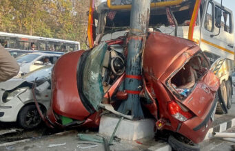Uttarakhand Accident: राजधानी देहरादून में बड़ा हादसा, ट्रक ने कार को मारी टक्कर, पोल और बड़े वाहन के बीच दबी गाड़ी
