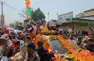 Nainital News: मुख्यमंत्री पुष्कर सिंह धामी का भव्य रोड शो, जगह-जगह फूलों से हुई पुष्प वर्षा, CM ने हाथ जोड़कर भीड़ का किया अभिवादन