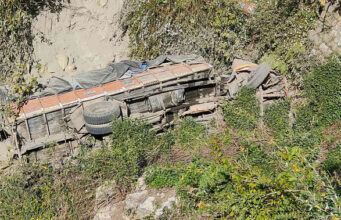 Mussoorie News: अनियंत्रित होकर दो सौ मीटर गहरी खाई में गिरा ट्रक, चालक सहित तीन लोग थे सवार