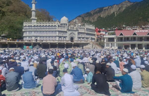 Nainital News: कुमाऊं में ईद का जश्न, हजारों लोगों ने अदा की नमाज, एक-दूसरे को गले लगाकर दी मुबारकबाद, अमन-चैन की मांगी दुआ