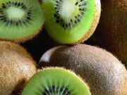 रोज एक कीवी खाने से दूर भाग जाएंगी 7 परेशानियां, सेहत में दिखेंगे जबरदस्त सुधार a