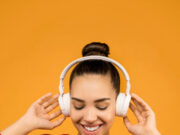 कानों पर साइलेंट अटैक कर रहे Noise Pollution और ईयरफोन्स, धीरे-धीरे छीन सकते हैं सुनने की शक्ति a