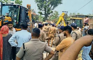 Uttarakhand: अवैध निर्माणों के खिलाफ गरजा प्रशासन का बुलडोजर, ध्वस्तीकरण की कार्रवाई का लोगों ने किया विरोध