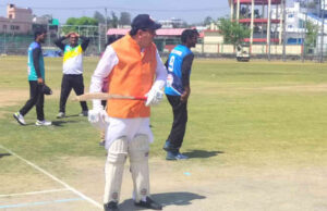 Dehradun News: क्रिकेट टूर्नामेंट का शुभारंभ करने पहुंचे मुख्यमंत्री धामी, उठाया बल्ला, खूब लगाए चौके-छक्के