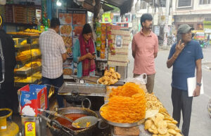 Haldwani: दुकान में चूहे खा रहे थे समोसे, कॉकरोच डटे थे रसगुल्लों पर, शॉप के भीतर का नजारा देख आयुक्त हैरान