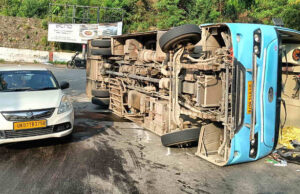 Uttarakhand Bus Accident: दिल्ली से मसूरी आ रही बस कमानी टूटने से रोड पर पलटी, 27 सवारियों को लेकर चली थी रात