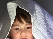 स्क्रीन से निकलने वाली ब्लू लाइट बच्चों की आंखों को पहुंचाती है नुकसान, बचने के लिए फॉलो करें 5 टिप्स a