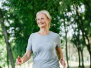 खाली पेट या खाने के बाद? वजन कम करने के लिए कब वॉक करना है ज्यादा फायदेमंद a