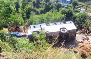 Tehri Accident: श्रीनगर मार्ग पर दर्दनाक हादसा, उड़ीसा के यात्रियों की बस सड़क से नीचे मकान पर गिरी, मची चीख पुकार