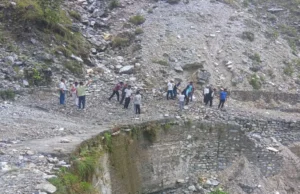 Uttarakhand: दो दिन से बंद था रास्ता, घर लानी थी दुल्हन, बरातियों ने खुद खोली सड़क